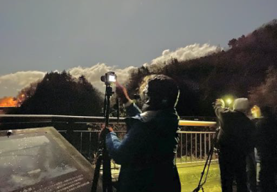 浄土平の夜景をカメラ撮影する人々