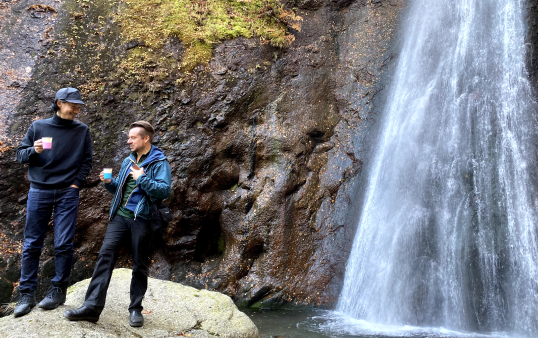 高湯不動滝の滝壺近くでモーニングコーヒーを楽しむ男性達